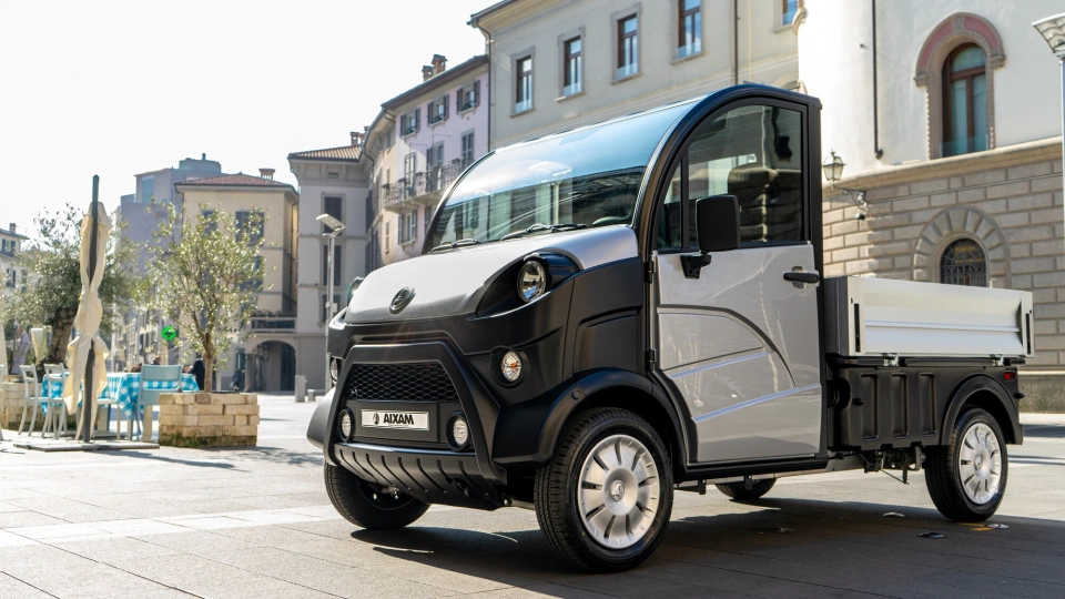  Mopedavto   AIXAM D-Truck D-truck plateau ridelles 2.jpg