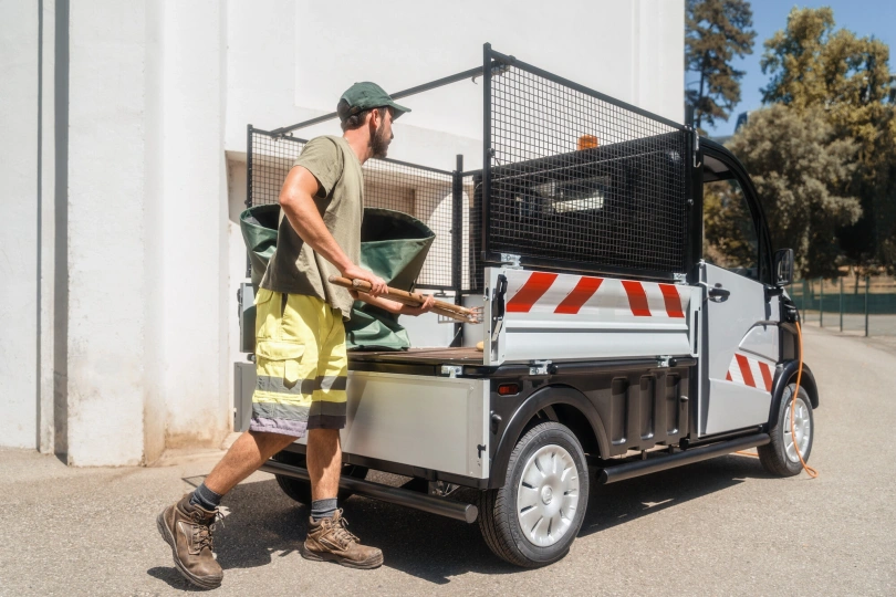  Mopedavto   AIXAM e-Truck E-truck plateau ridelles 2.jpg
