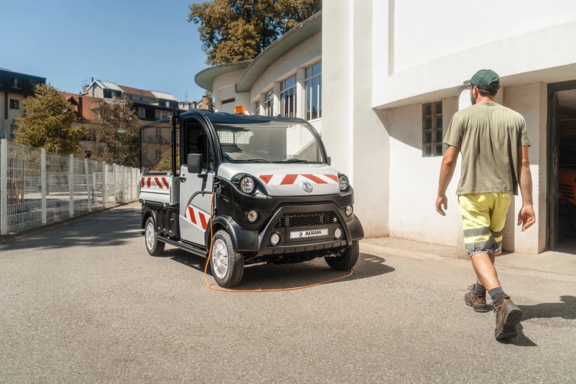  Mopedavto   AIXAM e-Truck E-truck plateau ridelles 3.jpg