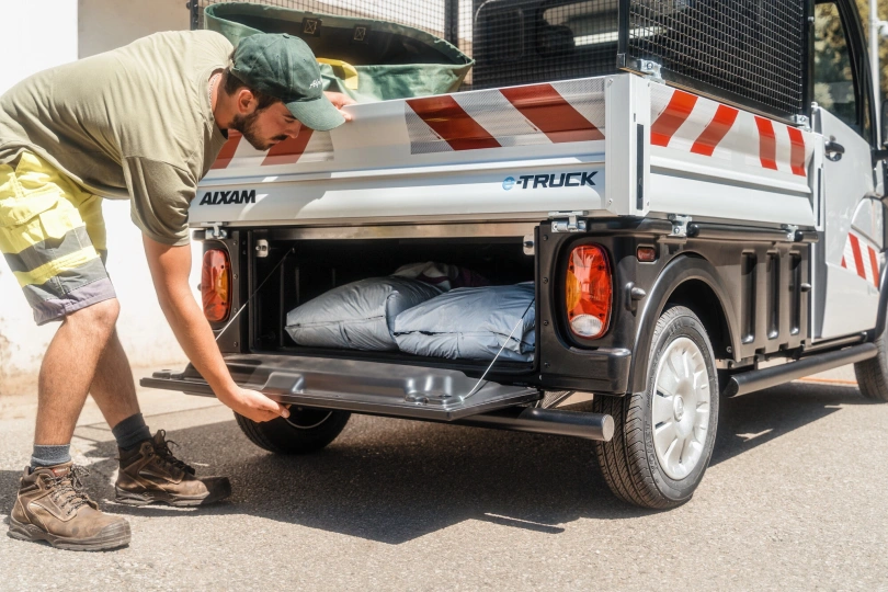  Mopedavto   AIXAM e-Truck E-truck plateau ridelles 4.jpg